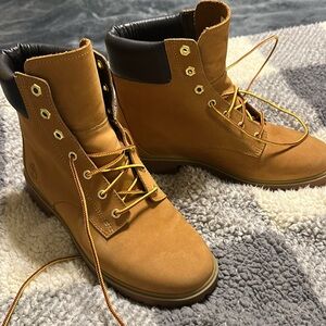 WOMANS TIMBERLAND BOOTS
SIZE 8.5 TAN WATERPROOF

WORN ONE TIME